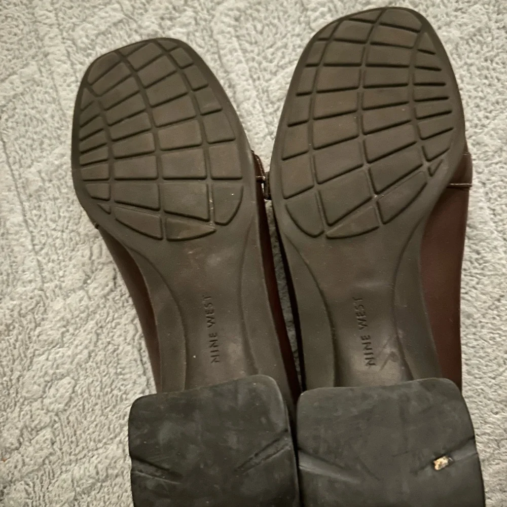 Nine West 8 brown leather loafer with buckle detail, stitching, small heel. - Picture 6 of 6